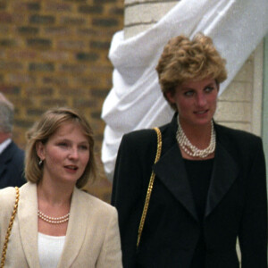 C'était également une amie de Lady Diana. 
Julia Samuel et Lady Diana - Ouverture du magasin Linley sur Pimlico Road. 26 mai 1993.