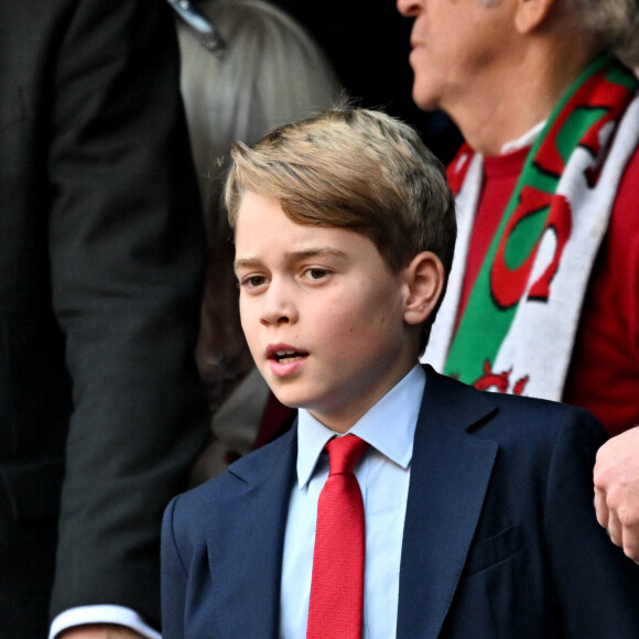 Et qui vit, lui aussi, une nouvelle mauvaise nouvelle ! 
Le prince George assiste au quart de finale entre le Pays de Galles et l'Argentine à Marseille lors de la Coupe du monde de Rugby 2023 le 14 octobre 2023. © Bruno Bebert / Bestimage 