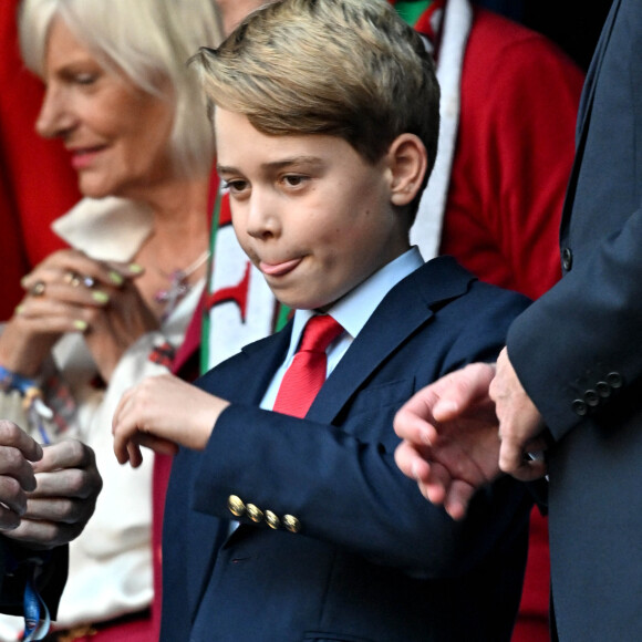 Le prince William, prince de Galles et son fils le prince George assistent au quart de finale entre le Pays de Galles et l'Argentine à Marseille lors de la Coupe du monde de Rugby 2023 le 14 octobre 2023. © Bruno Bebert / Bestimage 
