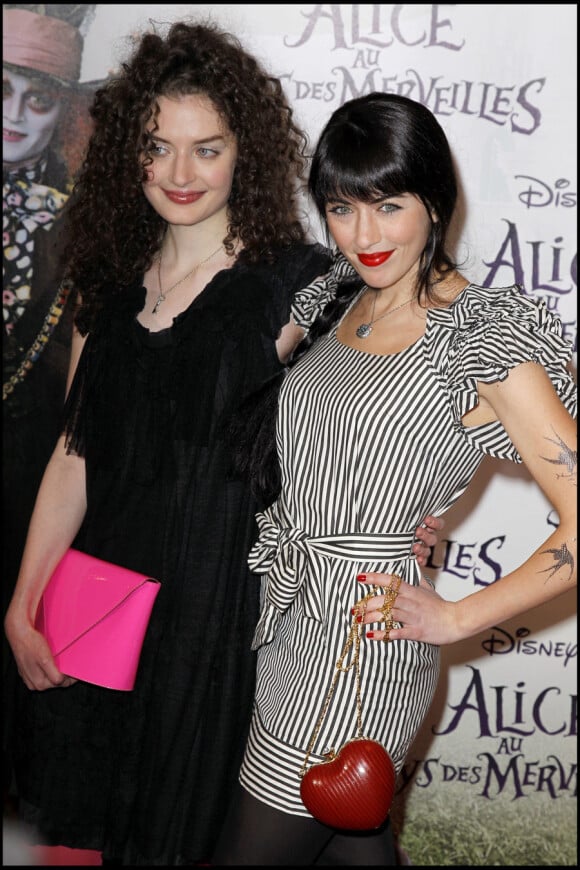 Nolwenn Leroy et sa soeur Kay lors de la première à Paris d'Alice au Pays des merveilles le 15 mars 2010