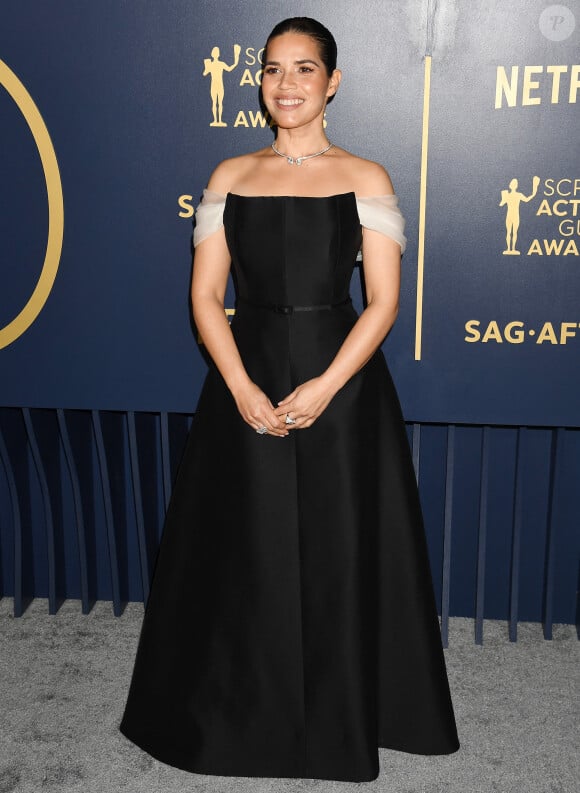 America Ferrera - Photocall de la 30ème cérémonie Screen Actors Guild Awards à Los Angeles (SAG Awards), le 24 février 2024.