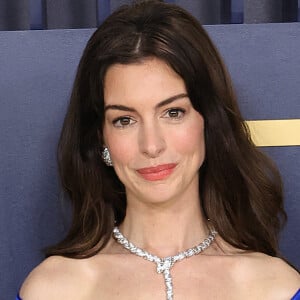Anne Hathaway - Photocall de la 30ème cérémonie Screen Actors Guild Awards à Los Angeles, le 24 février 2024. 
