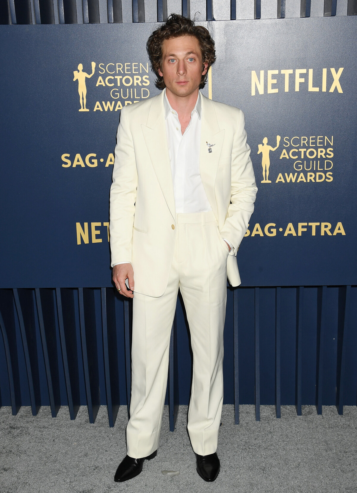 photo-jeremy-allen-white-photocall-de-la-30-me-c-r-monie-screen