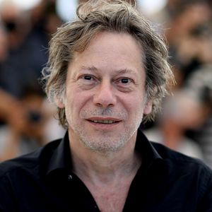 Quelques jours avant son décès, Nicole Zand avait effectivement reçu quelques amis chez elle, dans la "résidence pour personnes âgées où elle était entrée une semaine auparavant".
Mathieu Amalric - Photocall du film "Serre-moi fort" lors du 74e Festival international du film de Cannes le 16 juillet 2021. © Borde / Jacovides / Moreau / Bestimage