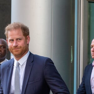 Une défaite difficile à encaisser pour lui.
Le prince Harry, duc de Sussex, quitte la Haute Cour de Londres au deuxième jour de son témoignage contre un tabloïd accusé de piratage de messageries téléphoniques. C'est la première apparition d'un membre de la famille royale à la barre en plus d'un siècle. Londres, le 7 juin 2023. © Tayfun Salci / Zuma Press / Bestimage 