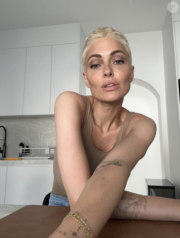 Atteinte d'un cancer du sein, l'influenceuse a précisé être au plus mal.
Caroline Receveur dévoile son nouveau look sur Instagram.