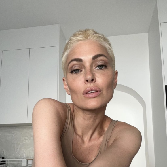 Atteinte d'un cancer du sein, l'influenceuse a précisé être au plus mal.
Caroline Receveur dévoile son nouveau look sur Instagram.