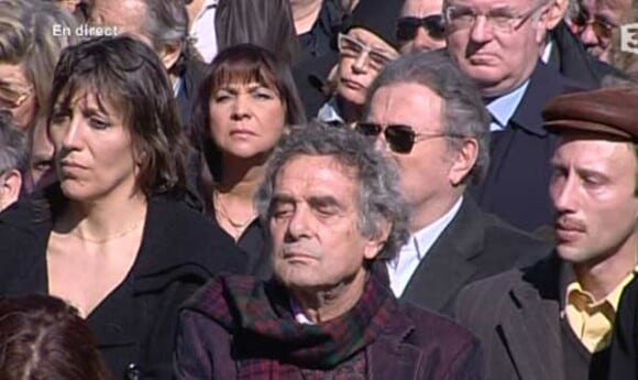 Les obsèques de Jean Ferrat à Antraigues-sur-Volane : Michel Drucker en arrière-plan