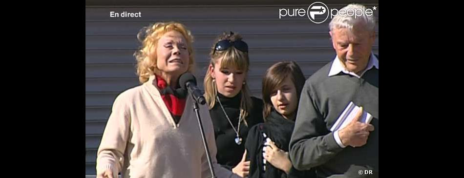 Isabelle Aubret Et Paula La Niece De Jean Ferrat Aux Obseques Du Chanteur A Antraigues Sur Volane Ainsi Que Son Frere Pierre Tenebaum Purepeople
