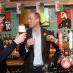 PHOTOS Le prince William bière à la main pour une occasion spéciale malgré la nouvelle douloureuse du jour