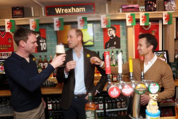 Le prince William a profité d'une bière ce vendredi à Wrexham.
Le prince William, prince de Galles, visite le Turf Pub près de Wrexham.