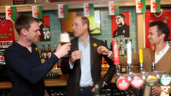 PHOTOS Le prince William bière à la main pour une occasion spéciale malgré la nouvelle douloureuse du jour