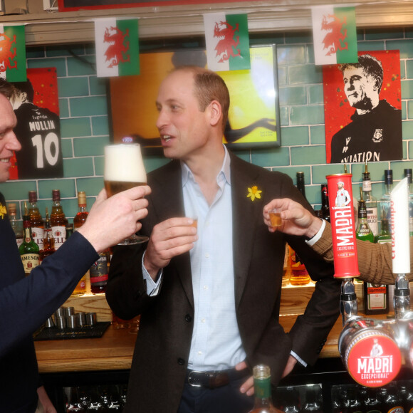 Le prince William a profité d'une bière ce vendredi à Wrexham.
Le prince William, prince de Galles, visite le Turf Pub près de Wrexham.