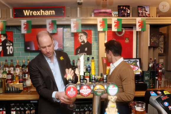 Le prince William, prince de Galles, visite le Turf Pub près de Wrexham, le 1er mars 2024. 