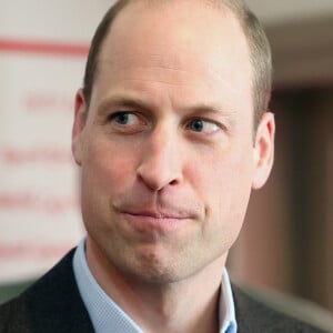 Le prince doit composer sans la présence de son épouse, qui se remet de son opération.
Le prince William, prince de Galles, visite le Turf Pub près de Wrexham, le 1er mars 2024. 