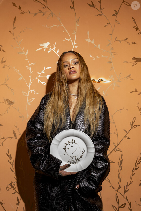 Rihanna a été payée 9 millions de dollars pour se produire à Jamnagar lors des festivités précédant le mariage du fils de l'homme le plus riche de l'Inde
Exclusif - Rihanna est venue manger au restaurant Siena Paris en marge de la fashion week Haute Couture printemps/été 2024 (PFW)