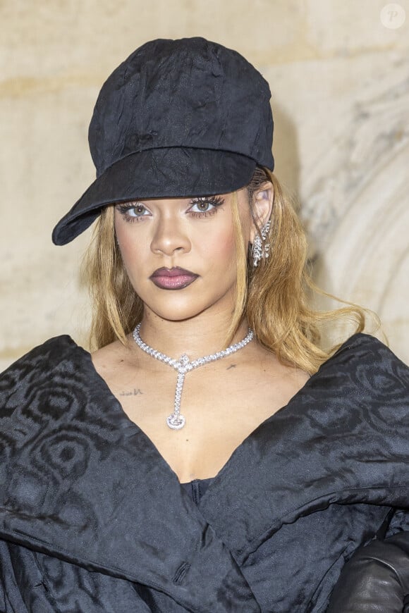 Les manches de sa robe se sont déchirées au niveau de ses aisselles.
Rihanna au photocall du défilé Dior Haute Couture Printemps/Été 2024 dans le cadre de la Fashion Week de Paris (PFW), au musée Rodin à Paris, France, le 22 janvier 2024. © Olivier Borde/Bestimage 