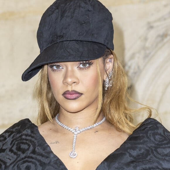 Les manches de sa robe se sont déchirées au niveau de ses aisselles.
Rihanna au photocall du défilé Dior Haute Couture Printemps/Été 2024 dans le cadre de la Fashion Week de Paris (PFW), au musée Rodin à Paris, France, le 22 janvier 2024. © Olivier Borde/Bestimage 