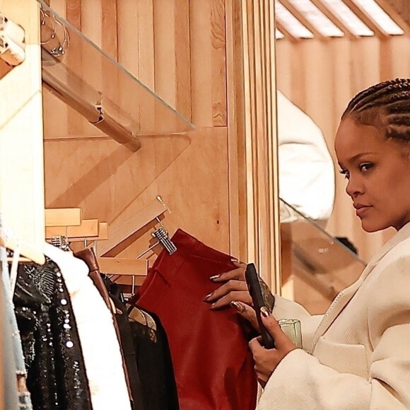 Exclusif - Rihanna fait du shopping chez Revolve & Fwrd à Aspen le 29 décembre 2023. 