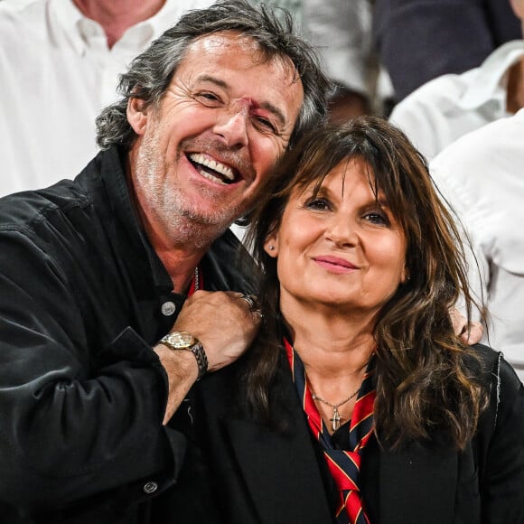 Jean-Luc Reichmann et sa femme Nathalie Lecoultre en tribunes lors de la finale de rugby Top 14 opposant le Stade Toulousain Rugby (Toulouse) au Stade Rochelais (La Rochelle) au Stade de France à Saint-Denis, Seine Saint-Denis, le 17 juin 2023. Toulouse a gagné 29-26. © Matthieu Mirville/Bestimage 