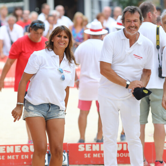 Jean-Luc Reichmann et sa femme Nathalie lors du trophée de pétanque "Sénéquier 209" sur la place des Lices à Saint-Tropez, Côte d'Azur, France, le 22 août 2019.
