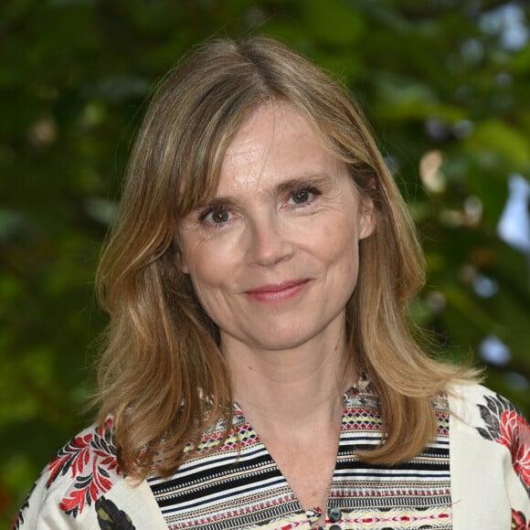 "Être comédienne m'a sauvé la vie", ajoute-t-elle
 
Isabelle Carré au photocall du film "La Degustation" lors du 15ème festival du film francophone de Angoulême, France, le 26 août 2022. © Coadic Guirec/Bestimage