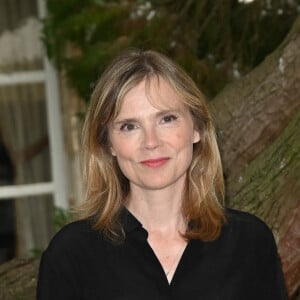 Isabelle Carré au photocall du film "La dérive des continents" au jardin de Bardines lors du 15ème festival du film francophone d'Angoulême le 23 août 2022. © Coadic Guirec / Bestimage