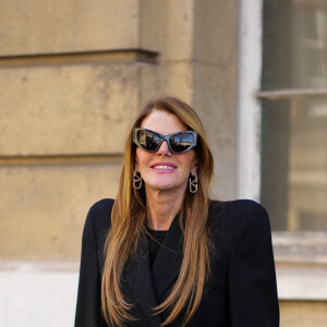 Anna Dello Russo - Arrivées au défilé de mode Sacai collection femme automne/hiver 2024-2025 au Ground Control à Paris lors de la fashion week (PFW) le 4 mars 2024. © Lucia Sabatelli / Bestimage