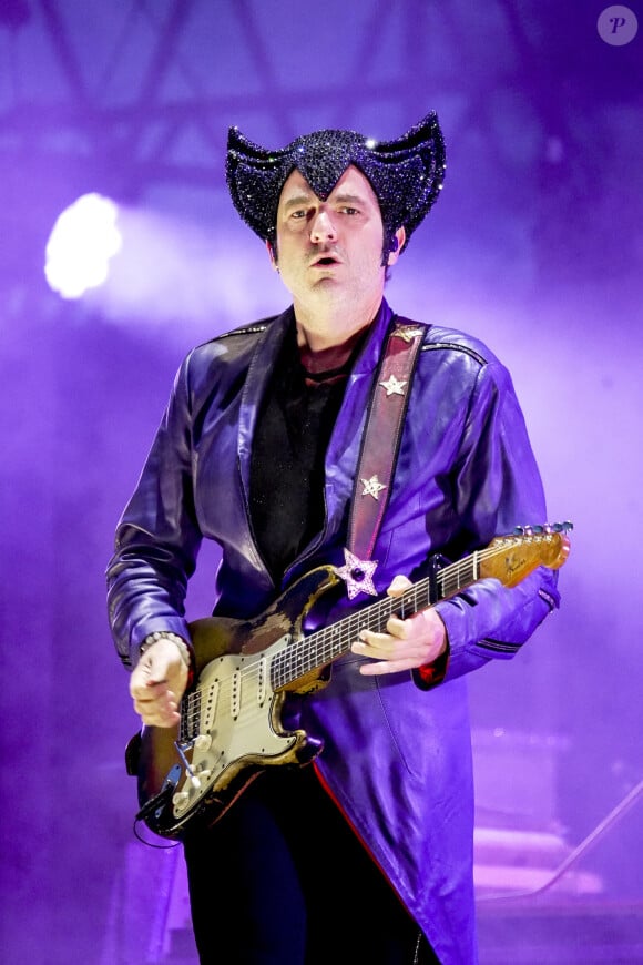 Le chanteur Matthieu Chedid, alias M, fils de L.Chedid, en concert sur la scène du festival du Printemps de Pérouge au château de Saint-exupéry à Saint-Maurice de Rémens le 29/06/23.