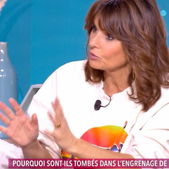 Faustine Bollaert mal à l'aise face à des invités de "Ca commence aujourd'hui" accros à la chirurgie esthétique, le 5 mars 2024, sur France 2