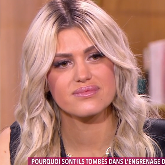 Faustine Bollaert mal à l'aise face à des invités de "Ca commence aujourd'hui" accros à la chirurgie esthétique, le 5 mars 2024, sur France 2