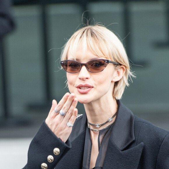 Parmi les derniers défilés organisés en notre capitale, on souligne notamment celui de la Maison Chanel.
Angèle - Défilé Chanel femme automne-hiver 2024-2025 au Grand Palais Éphémère lors de la Fashion Week de Paris. Le 5 mars 2024. © Marie Goujon / Panoramic / Bestimage