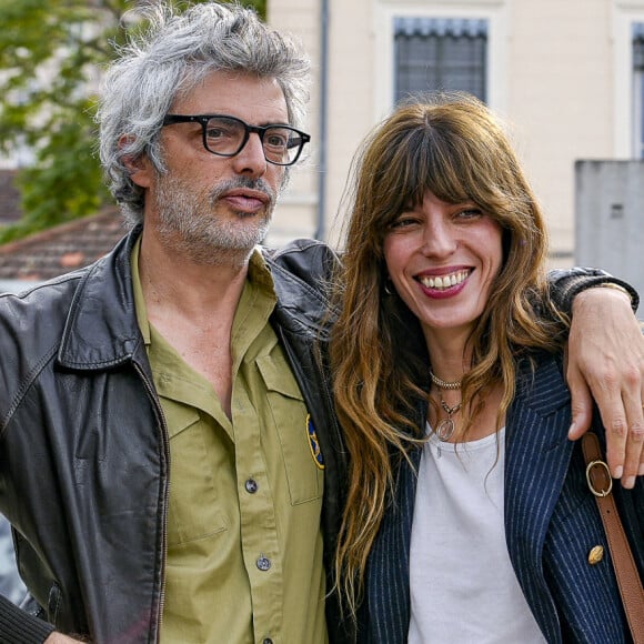 Qui a pour papa l'illustrateur Stéphane Manel.
Lou Doillon, avec son compagnon Stéphane Manel, présente le film "Boxes" réalisé par sa mère Jane Birkin lors du festival Lumière 2023 à Lyon le 22 octobre 2023. © Sandrine Thesillat / Panoramic / Bestimage