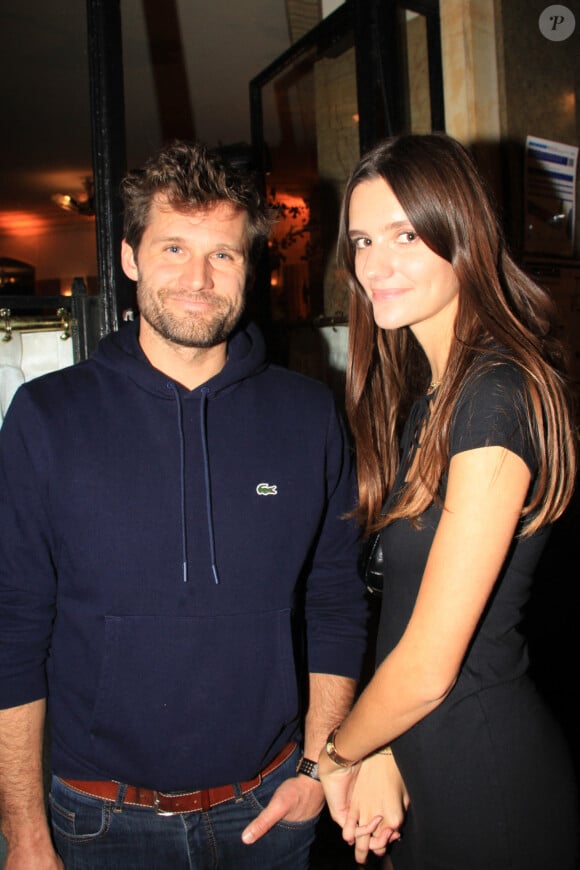 Alexis Michalik et Chloë, la fille de Frédéric Beigbeder, lors de la remise du prix de Flore 2023 au Café de Flore à Paris le 8 novembre 2023. © Philippe Baldini / Bestimage