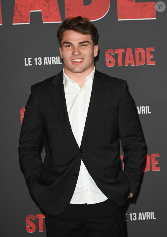 Antoine Dupont - Photocall de l'avant-première du film "Le Stade" au Grand Rex à Paris le 4 avril 2022. Le 13 avril sortira le film "Le Stade", le film sur le Stade Toulousain. Une immersion cinématographique inédite retraçant la saison dernière auréolée d'un doublé historique Champions Cup - Top 14. Le club de rugby de la ville rose, le plus titré de France et d'Europe, a ouvert en grand ses portes aux réalisateurs E. Hannezo et M. Vollaire. © Coadic Guirec / Bestimage