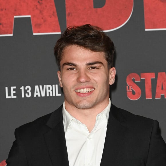 Antoine Dupont - Photocall de l'avant-première du film "Le Stade" au Grand Rex à Paris le 4 avril 2022. Le 13 avril sortira le film "Le Stade", le film sur le Stade Toulousain. Une immersion cinématographique inédite retraçant la saison dernière auréolée d'un doublé historique Champions Cup - Top 14. Le club de rugby de la ville rose, le plus titré de France et d'Europe, a ouvert en grand ses portes aux réalisateurs E. Hannezo et M. Vollaire. © Coadic Guirec / Bestimage