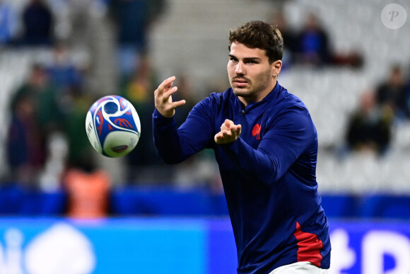 "C'est triste et difficile de voir l'équipe de France aussi démunie", raconte-t-il à Paris Match
Echauffement - Antoine Dupont ( 9 - France ) - - Coupe du Monde de Rugby France 2023 - Match de quart de finale "France-Afrique du Sud (28-29)" au Stade de France à Saint-Denis 15 octobre 2023.