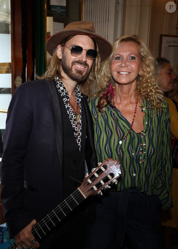 Fiona Gelin et son compagnon Richard Bauduin lors de la 90ème édition au café Les Deux Magots, le 25 septembre 2023 à Paris. G.Boley est le lauréat de cette année pour son livre "A ma soeur et unique" (Ed. Grasset). © Denis Guigenbourg / Bestimage 