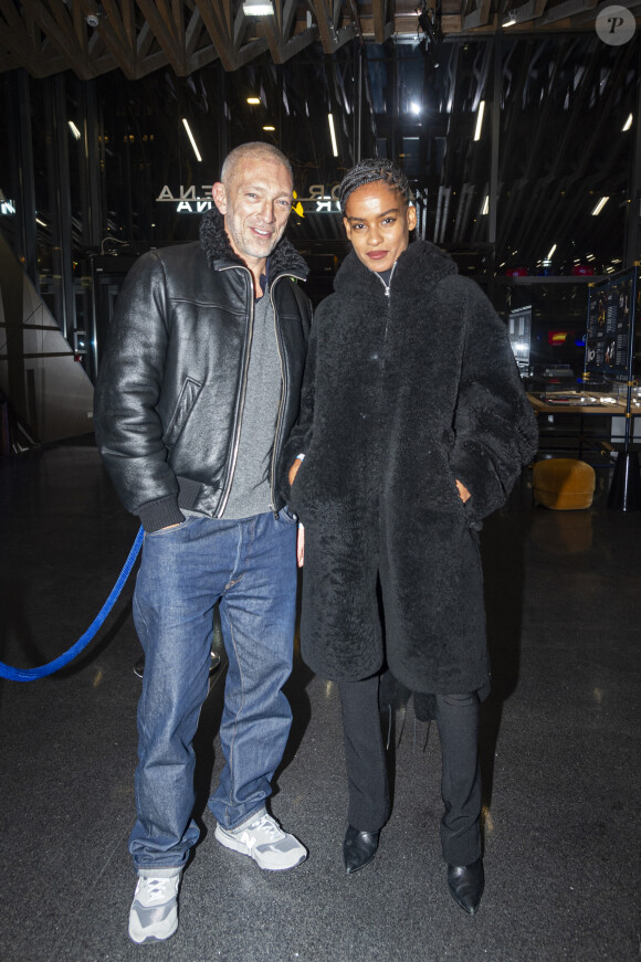 L'acteur et la Brésilienne étaient assortis : elle portait une veste longue noire en moumoute quand lui avait opté pour une veste en cuir au col semblable à la veste de sa douce
Vincent Cassel et sa compagne Narah Baptista - Célébrités assistent aux combats de MMA, Professional Fighters League Europe (PFL) à l'accord Arena de Bercy à Paris le 7 mars 2024. © Pierre Perusseau/Bestimage 