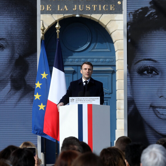 Le président de la République française, Emmanuel Macron lors de la cérémonie publique de scellement de la loi constitutionnelle du 8 mars 2024 portant sur la liberté de recourir à l’interruption volontaire de grossesse (IVG), au ministère de la Justice, place Vendôme, à Paris, France, le 8 mars 2024. © Stéphane Lemouton/Bestimage
