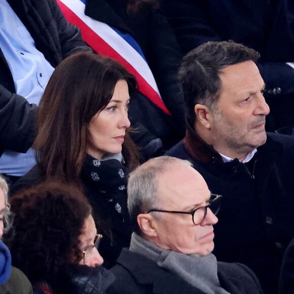 C'est depuis 2012 qu'Arthur et Mareva Galanter vivent le parfait amour.
Mareva Galanter (Miss France 1999) et Arthur (Jacques Essebag) - Cérémonie d'hommage national aux victimes françaises des attaques terroristes du 7 octobre en Israël dans la cour d'honneur de l'Hôtel national des Invalides, à Paris, France, le 7 février 2024. © Dominique Jacovides/Bestimage