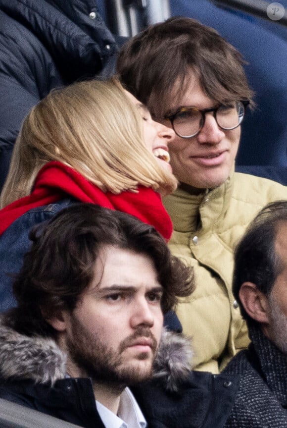 Pierre de Maere était accompagné d'une jolie blonde
 
Exclusif - Pierre de Maere et une amie dans les tribunes du match de football PSG / Reims au Parc des Princes à Paris le 10 mars 2024.