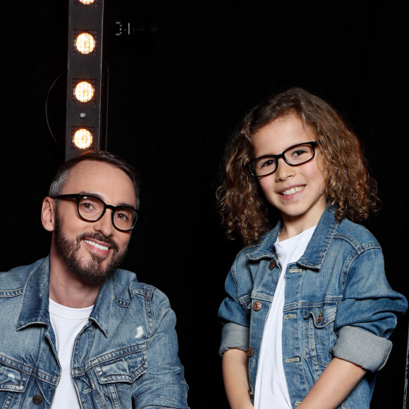 Christophe Willem, quant à lui, avait choisi un mini-sosie ! 
Exclusif - Christophe Willem, Daniel - Backstage de l'enregistrement de l'émission "Ce soir on chante pour les 100 ans des droits de l'enfant, avec l'Unicef", présentée par E.Gossuin et J.Anthony et diffusée le 12 mars sur W9 © Christophe Clovis / Bestimage