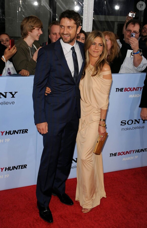 Le séduisant Gerard Butler et la très belle Jennifer Aniston à l'occasion de l'avant-première américaine de The Bounty Hunter, le chasseur de primes, qui s'est tenue au Ziegfeld Theatre, à New York, le 16 mars 2010.