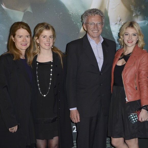 Tous ensemble, ils forment une très belle famille.
Nelson Monfort avec sa femme Dominique, et ses filles Isaure et Victoria à Paris. Le 19 avril 2013