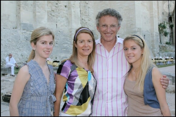Sa soeur s'appelle Victoria.
Nelson Monfort avec sa femme Dominique, et ses filles Isaure et Victoria à Avignon en 2007.