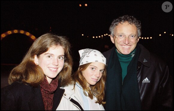 Nelson Monfort et ses filles Isaure et Victoria à Paris en 2000.