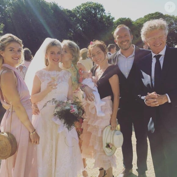 Elle s'est mariée en 2017 à son amoureux Erwan.
Isaure Monfort pose en robe de mariée, à côté de sa soeur Victoria et de son père Nelson.