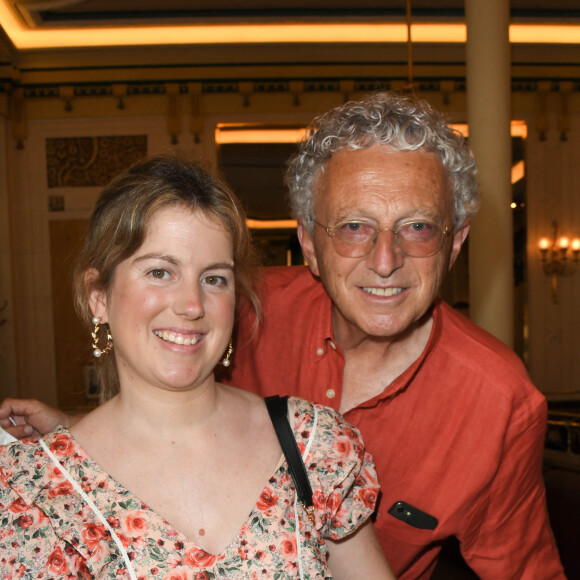 Isaure Monfort et son père Nelson Monfort lors du déjeuner de délibération des prix littéraires des 25ème journées du livre et du vin de Saumur au Deux Magots à Paris le 15 juin 2021. © Coadic Guirec / Bestimage 