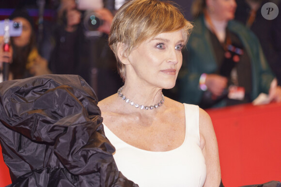 Sharon Stone - Tapis rouge avant la remise de l'Ours d'honneur à M.Scorsese lors du 74ème Festival International du Film de Berlin, La Berlinale, le 21 février 2024. 